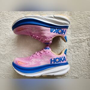 Women's size 7.5 designer Hoka Clifton 9 athletic casual gym shoes (like new)